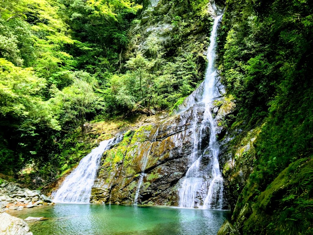 飛龍の滝 仁淀ブルーを彩るファミリー向けの滝 仁淀川 によどがわ 日本一の清流
