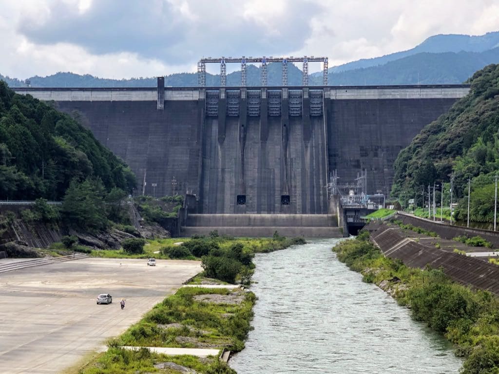 早明浦ダム 四国で最大のダムが作るダム湖は絶景ポイント 仁淀川 によどがわ 日本一の清流